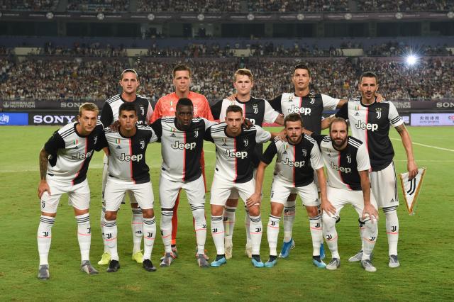 海底捞月！贝恩持球突破 拉杆躲闪防守高难度命中（贝恩强突空中拉杆躲防 高难度上篮命中）