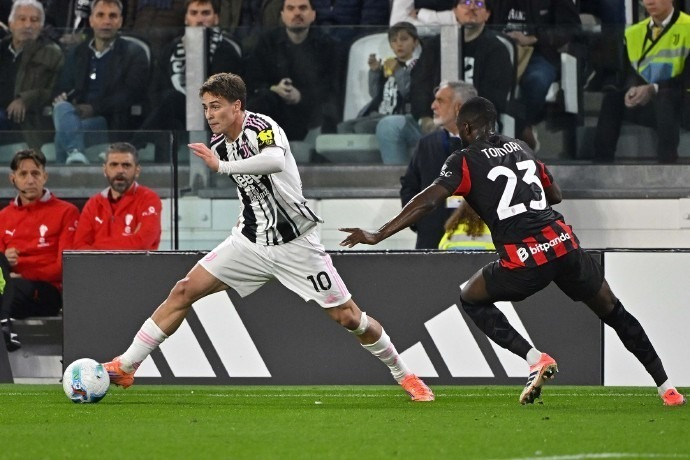 足球英超球队内部录像流出，球员争吵曝光