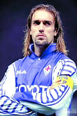 汪涵陪儿子马术比赛展现轻松生活面，体现家庭关怀与育儿智慧，引发网友热议。