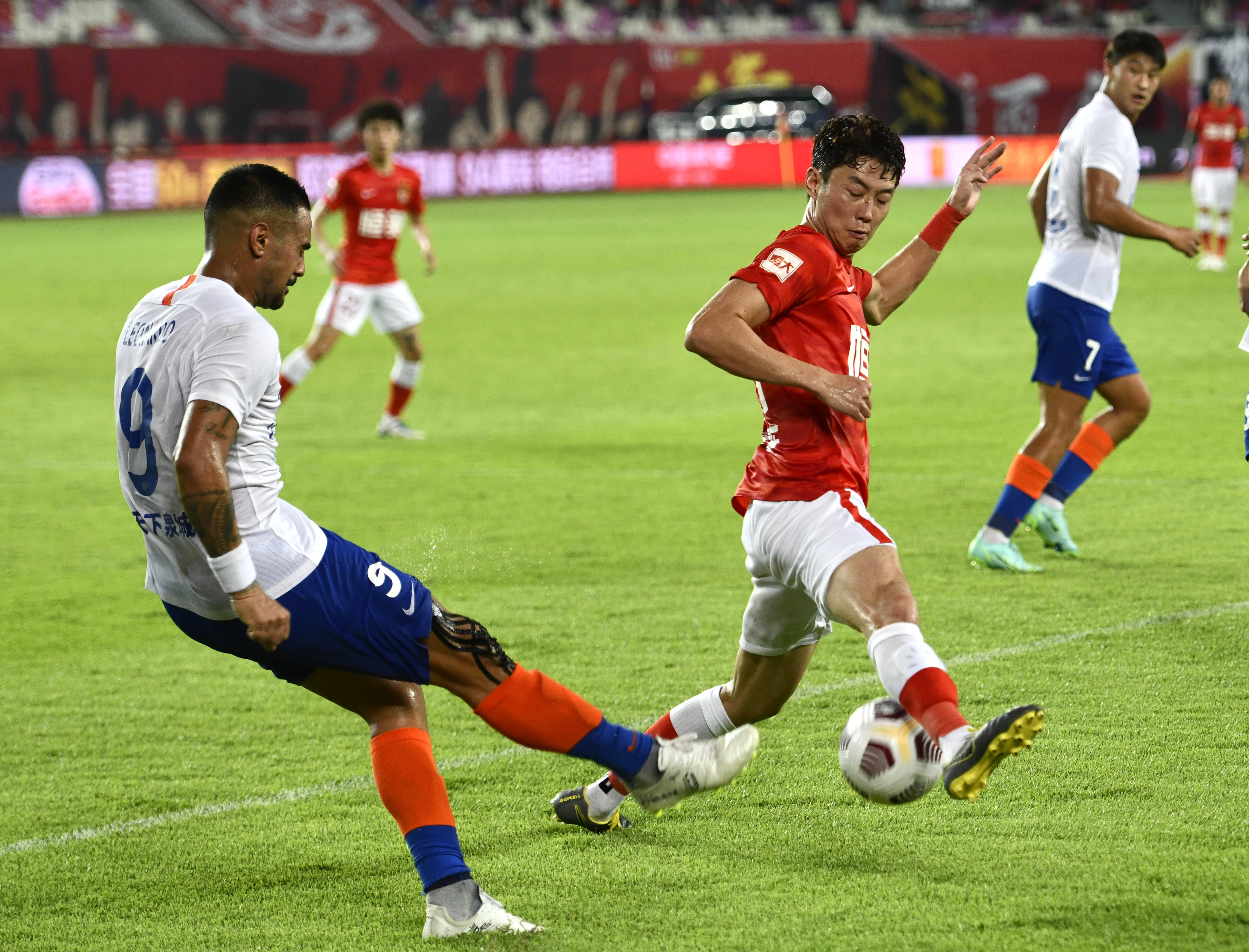 米切尔半场投篮12中7，三分5中3得到22分1板1助1断